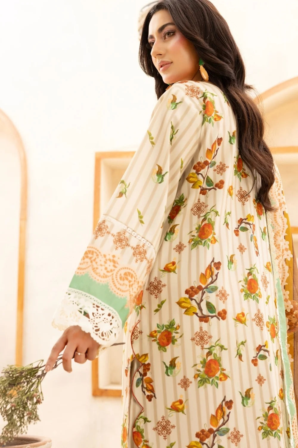 LA'RA DE FLOR'A By Gulmina Printed Embroidered Lawn Unstitched 3Pcs