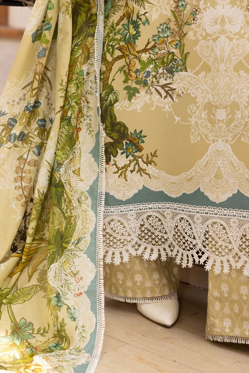 LA'RA DE FLOR'A By Gulmina Printed Embroidered Lawn Unstitched 3Pcs